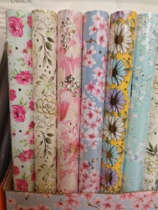 Papier do pakowania prezentów w kwiaty WZÓR 2