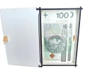 drewniane pudełko na pieniądze z życzeniami.jpg