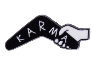 Pin przypinka metalowa do plecaka 68 KARMA