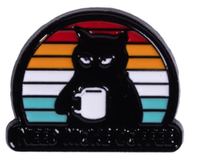 Pin przypinka metalowa do plecaka 69 NEED MORE COFFEE