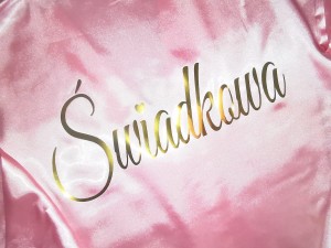 Szlafrok satynowy ze złotym napisem na plecach  ŚWIADKOWA