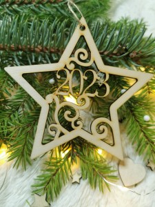 Grawerowana bombka zawieszka w kształcie gwiazdki na sznureczku