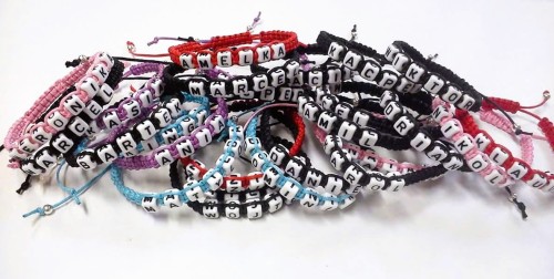bransoletki z imionami na kolorowym sznurku.jpg